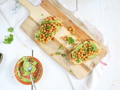 avocado toast met kikkererwten