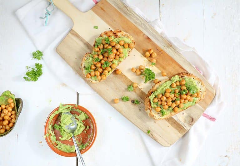 avocado toast met kikkererwten