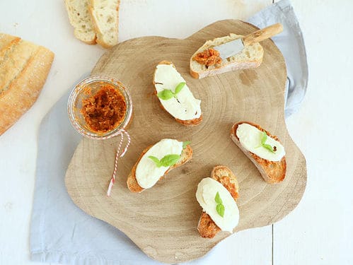 crostini met rode pesto