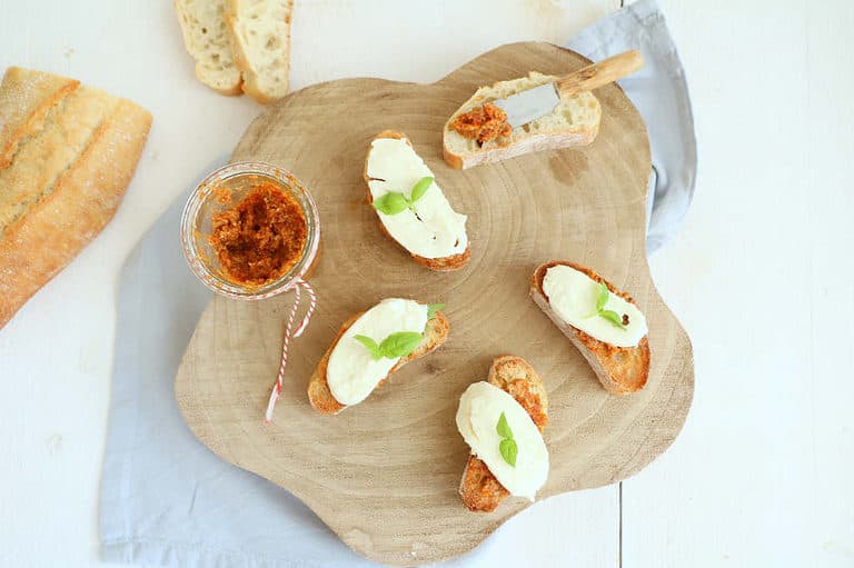 Crostini met rode pesto en mozzarella