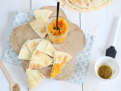 gebakken platbrood met pompoen dip