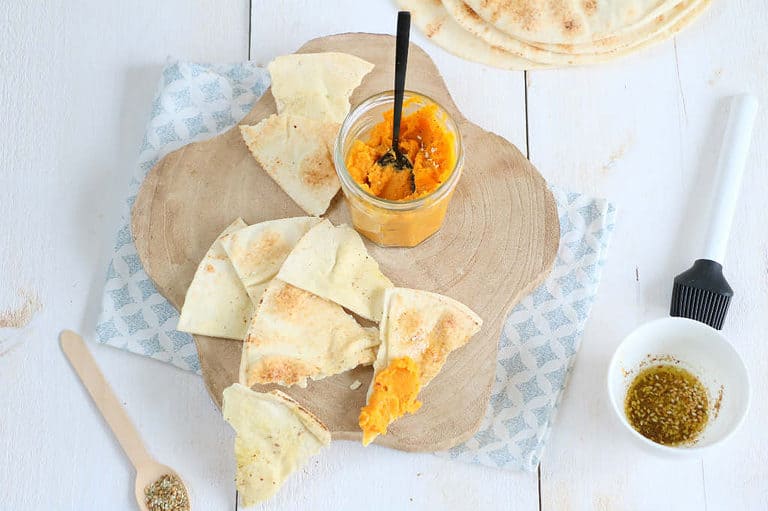 gebakken platbrood met pompoen dip