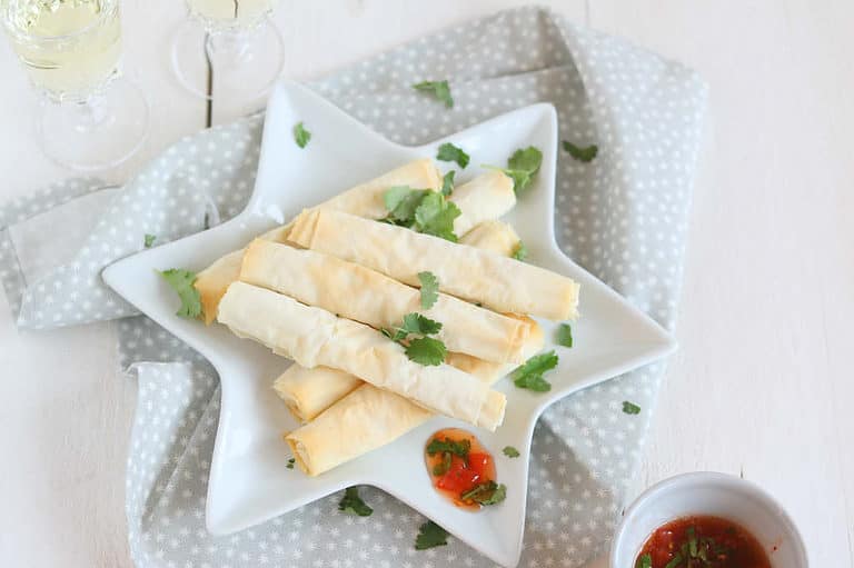 Filodeegrolletjes met geitenkaas en chili dip