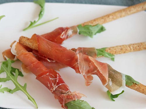hapjes met vlees: soepstengels met serranoham