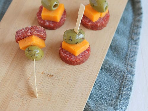 hapjes met vlees: salami met cheddar kaas en olijven