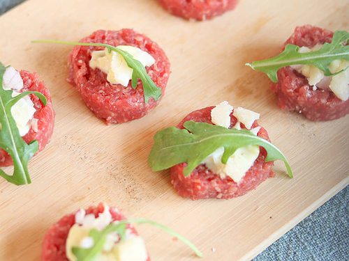 Hapjes met vlees. Osseworst met truffelmayonaise