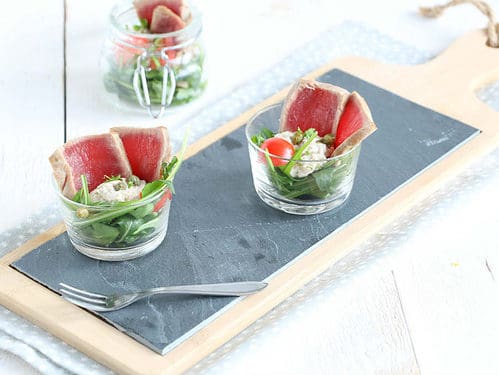 Vitello tonnato in een glaasje. Dit klassieke Italiaanse gerecht bestaat uit een tonijnsaus met kalfsfricandeau. Dit keer heb ik er een twist aan gegeven door de combinatie om te draaien.