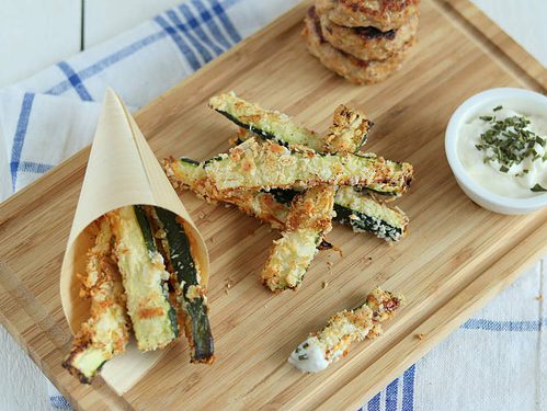 Courgette frieten met kipburgers