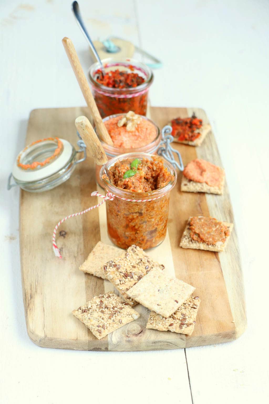 Borrelen en het weekend horen bij elkaar. Op borrelplank staan 3 smeersels voor bij de borrel: een paprika spread, rode pesto en paprika tapenade.