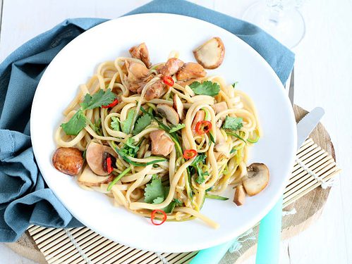 Gebakken noedels met kip, courgette en champignons