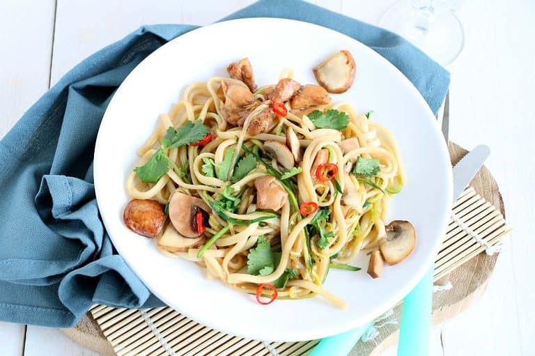 Gebakken noedels met kip, courgette en champignons