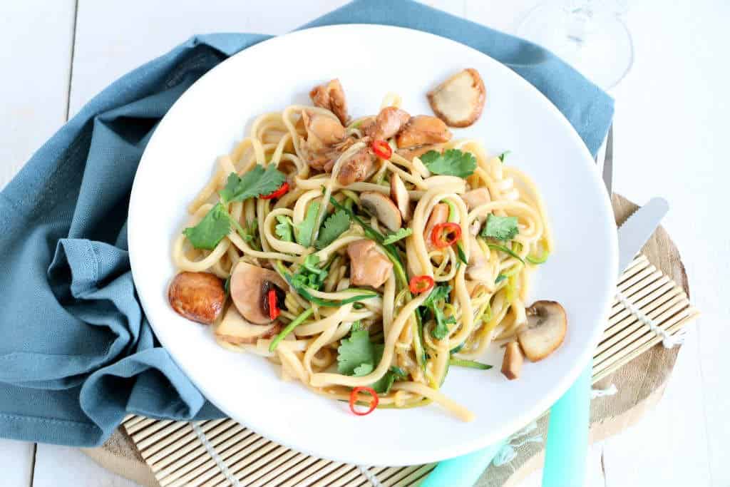 Gebakken noedels met kip, courgette en champignons