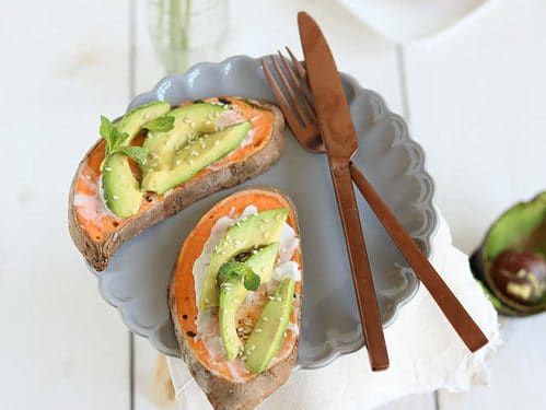 Zoete aardappel toast met avocado en geitenkaas van de grill
