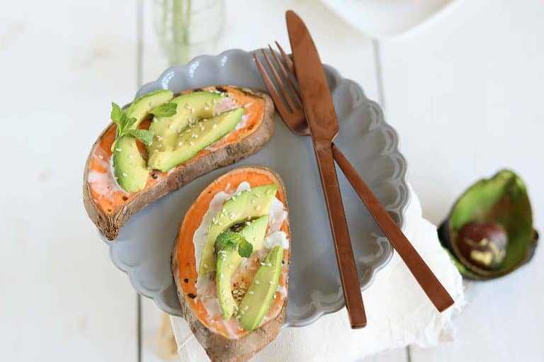 Zoete aardappel toast met avocado en geitenkaas van de grill
