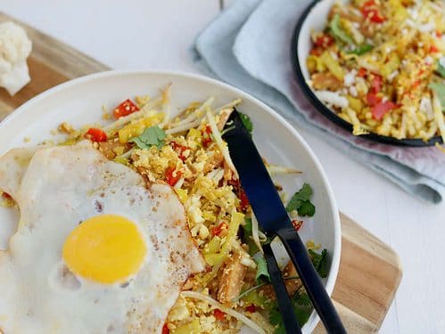 Blomekool nasi met ei. Voor als je graag meer groente wilt eten of minder koolhydraten dan is dit recept van bloemkool nasi met ei een uitkomst. Je mist de rijst niet eens.