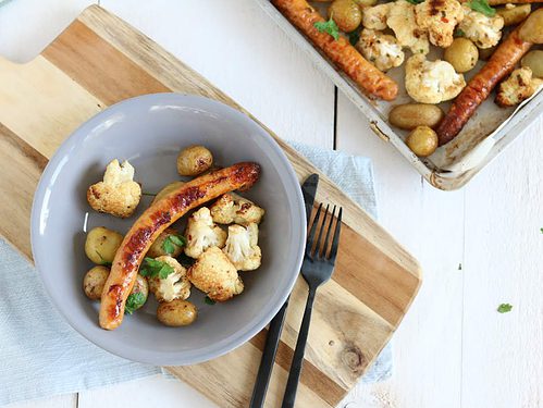 Traybake met bloemkool, krieltjes en worst