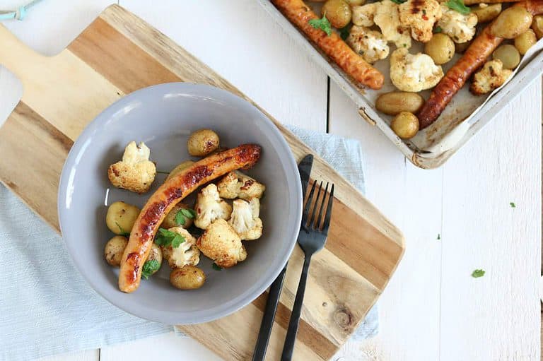 Traybake met bloemkool, krieltjes en worst