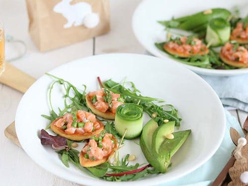 Zalmtartaar met groene asperges op toast. Een makkelijk en feestelijk voorgerecht voor Pasen