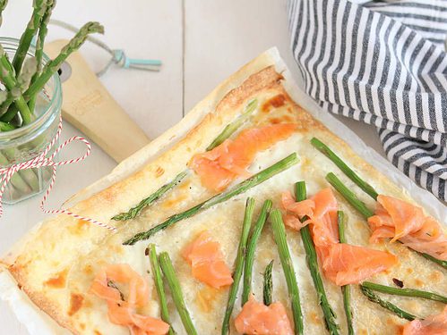 Flammkuchen met zalm en groene asperges