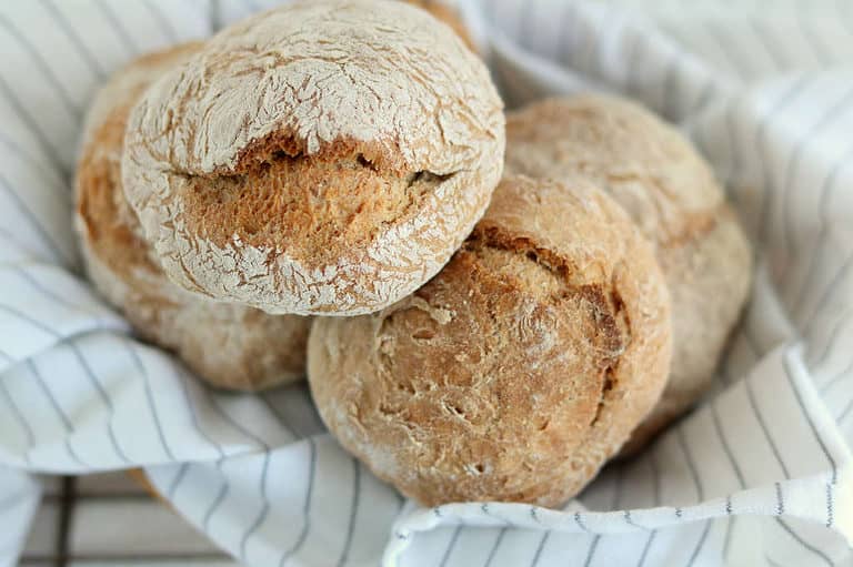 Kleine harde bolletjes met volkorenmeel