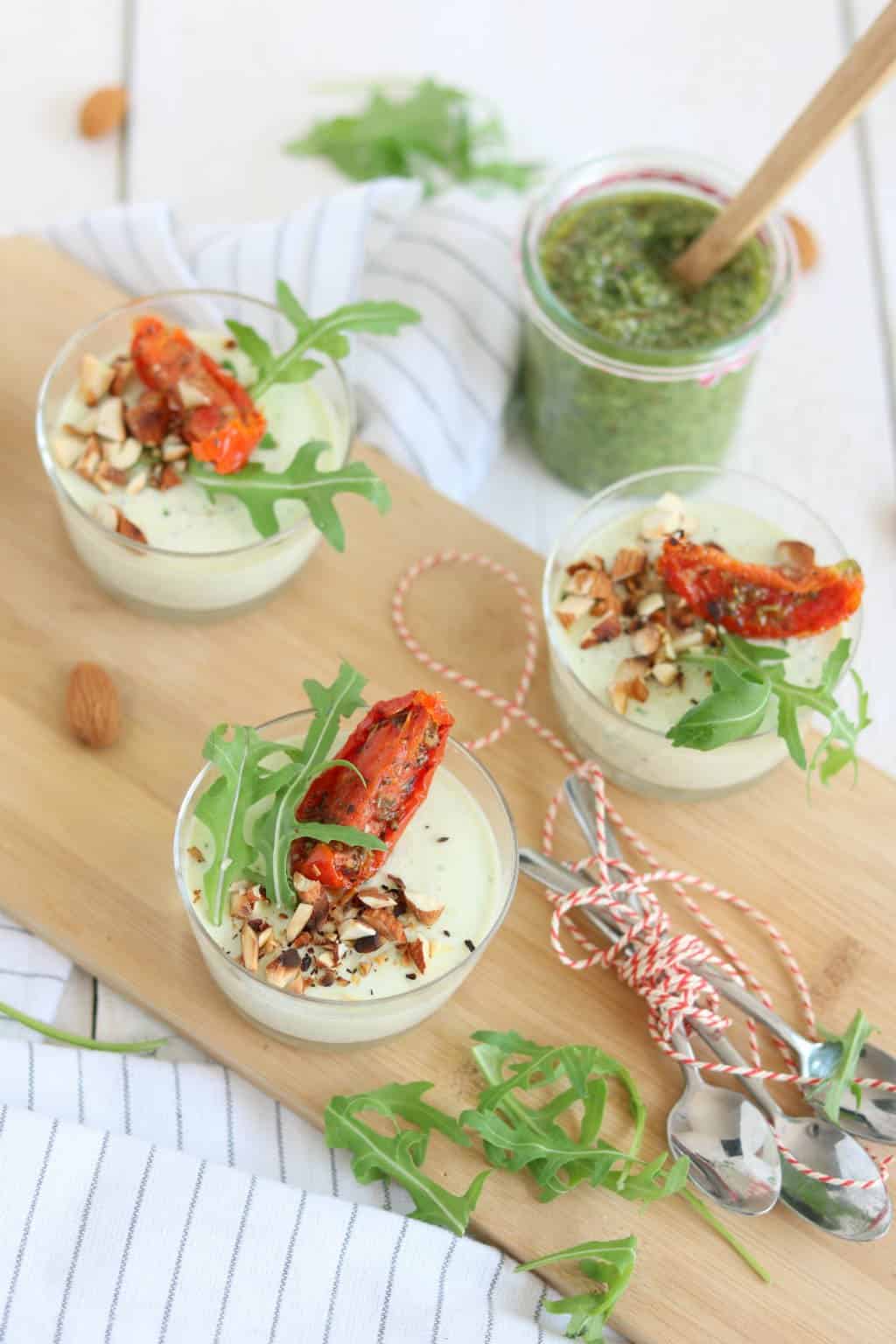 Hartige panna cotta met pesto, een heerlijke amuse voor Kerst, Pasen of een diner.