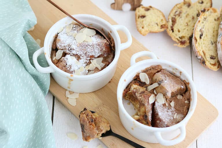Krentenbrood pudding uit de oven