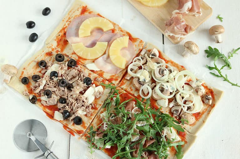 Plaatpizza met vier toppings