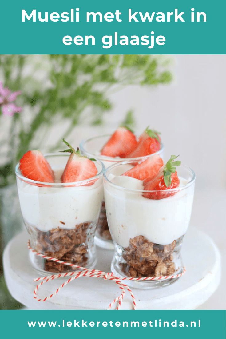 Muesli met kwark in een glaasje