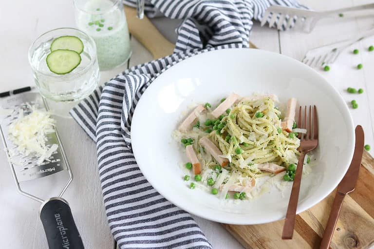 Spaghetti met broccolisaus en doperwten