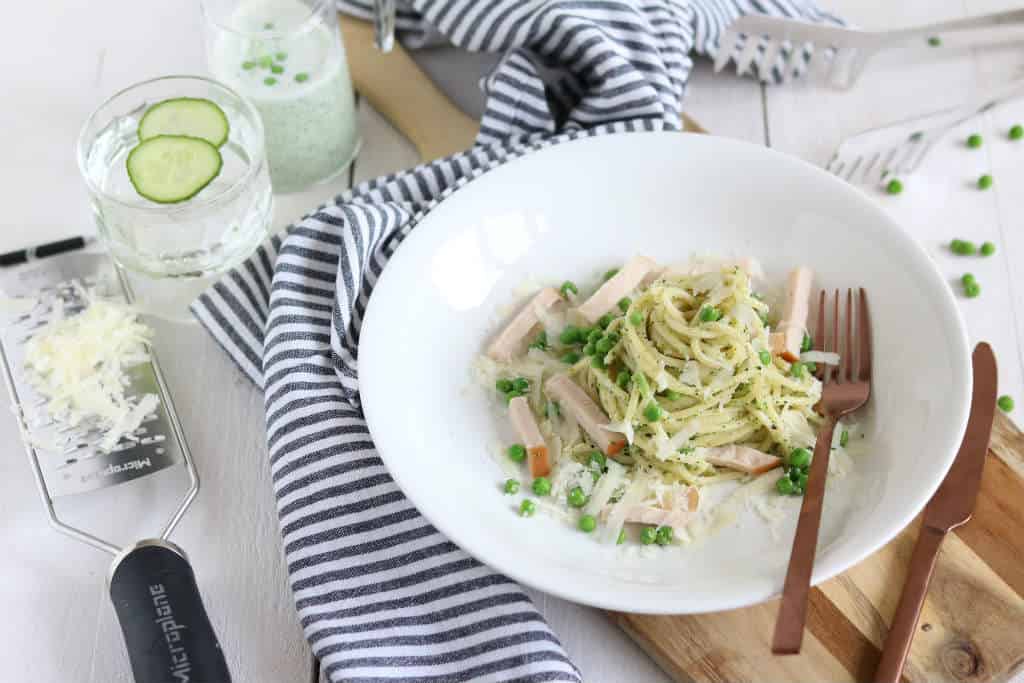 Spaghetti met broccolisaus en doperwten