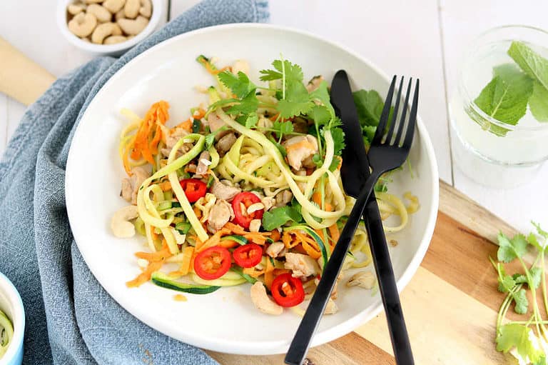 Thaise kip met courgette noedels en zoete aardappel