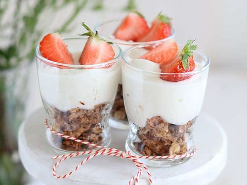 Pindakaas muesli met kwark en fruit