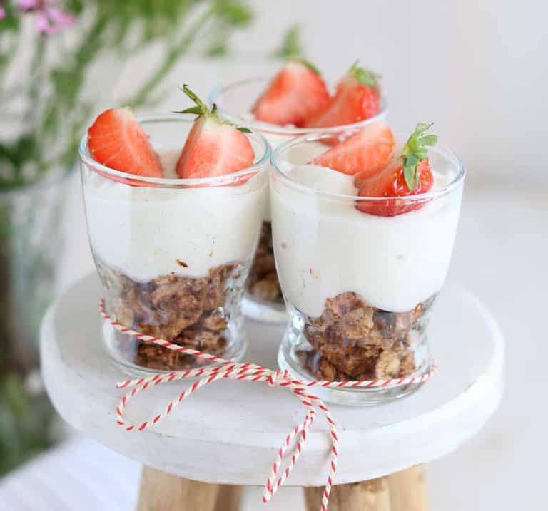 Pindakaas muesli met kwark en fruit