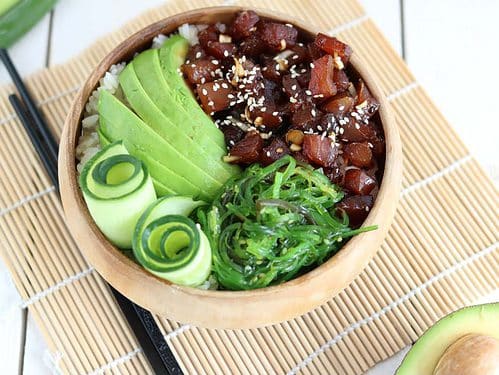 poke bowl met tonijn, avocado en zeewier