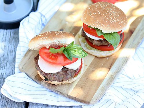 Caprese hamburgers met pesto mayonaise