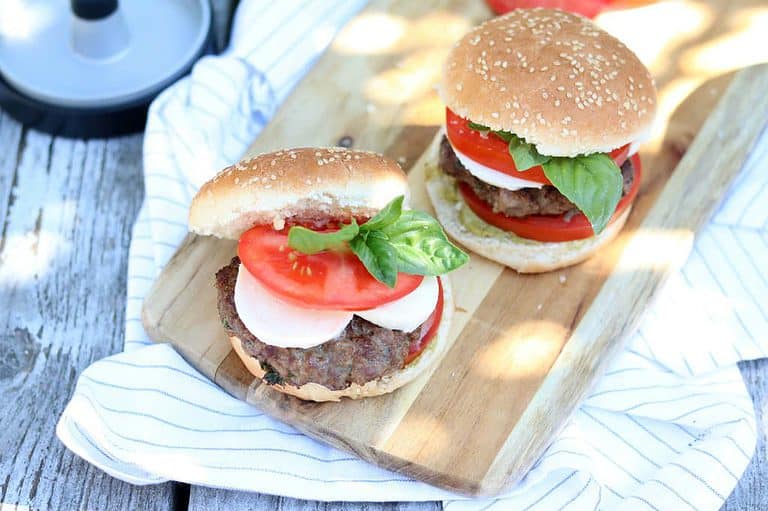 Caprese hamburgers met pesto mayonaise