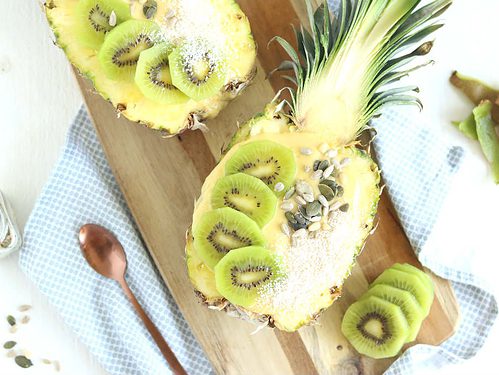 Smoothie bowl met mango en kokos, een lekker tropisch ontbijt.