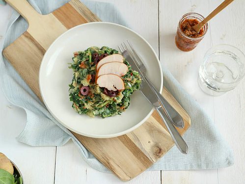 Spinazie stamppot met gerookte kip en rode pesto. Deze zomerse stamppot heeft een Italiaanse twist.