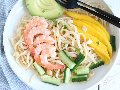 Noedelsalade met mango en garnalen en avocado