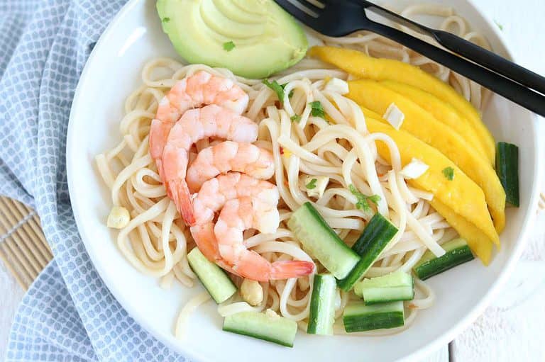 Noedelsalade met mango en garnalen en avocado
