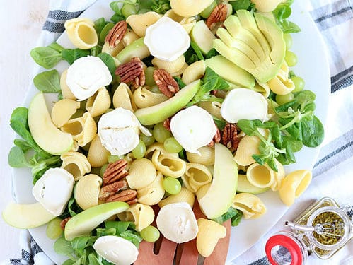 Pastasalade met geitenkaas, druiven en noten. Een maaltijdsalade voor een zomerse dag.