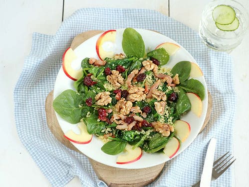Couscous spinazie salade met appel, spekjes en cranberry