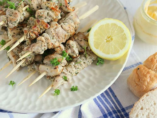 Griekse kipspiesjes met citroen en oregano
