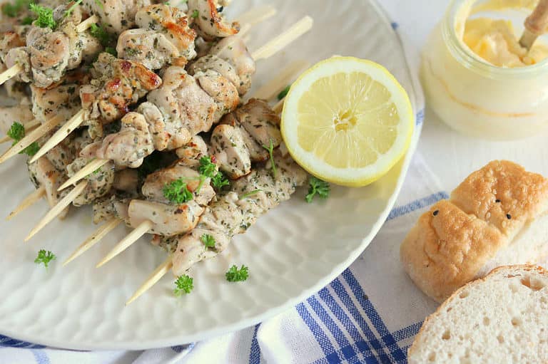 Griekse kipspiesjes met citroen en oregano