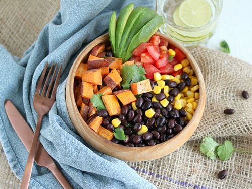 zoete aardappel bowl met zwarte bonen