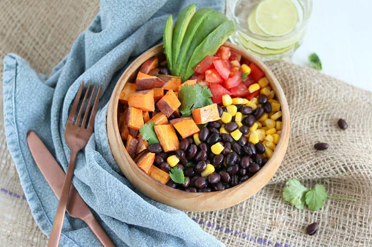 Zoete aardappel bowl met zwarte bonen