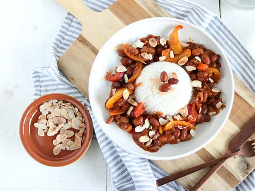 vegetarische pilav met bonen, noten en rozijnen