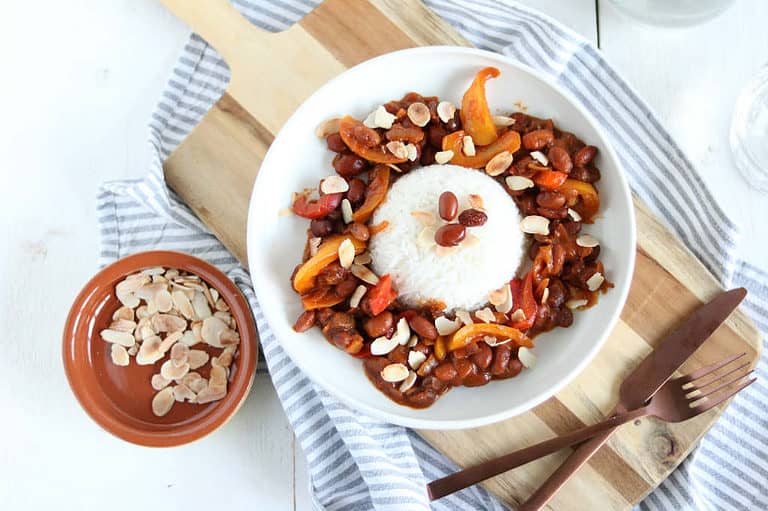 Vegetarische pilav met bonen, rozijnen en noten