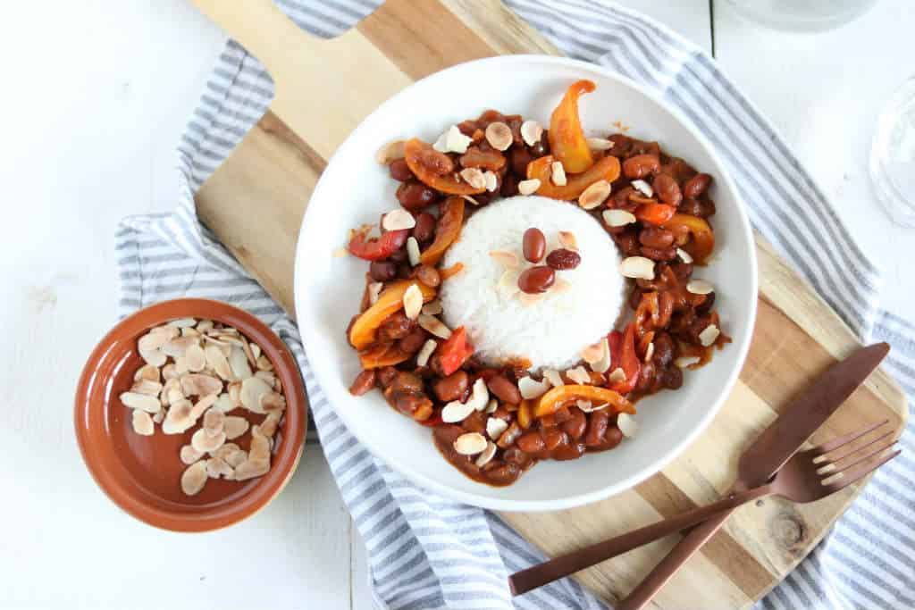 Vegetarische pilav met bonen, rozijnen en noten