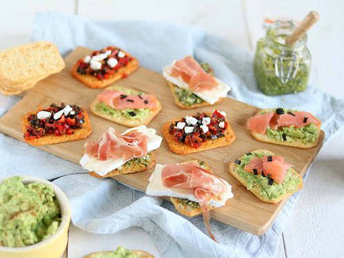 3 x toppings voor bij de borrel: avocado met zalm, paprika tapenade met feta en pesto met brie en rauwe ham